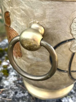 Seau à champagne en laiton cloisonné vintage avec des fleurs de lotus et une poignée.