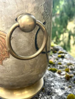 Seau à champagne en laiton cloisonné vintage avec des fleurs de lotus et une poignée.