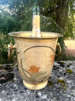 Seau à champagne en laiton cloisonné vintage avec des fleurs de lotus et une poignée.