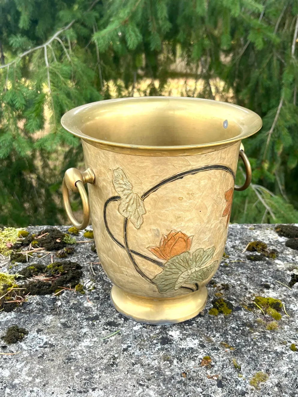 Seau à champagne en laiton cloisonné vintage avec des fleurs de lotus et une poignée.