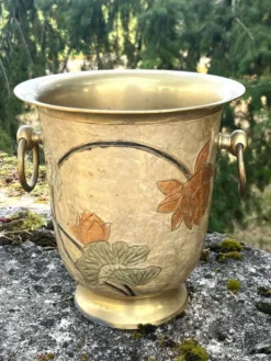 Seau à champagne en laiton cloisonné vintage avec des fleurs de lotus et une poignée.