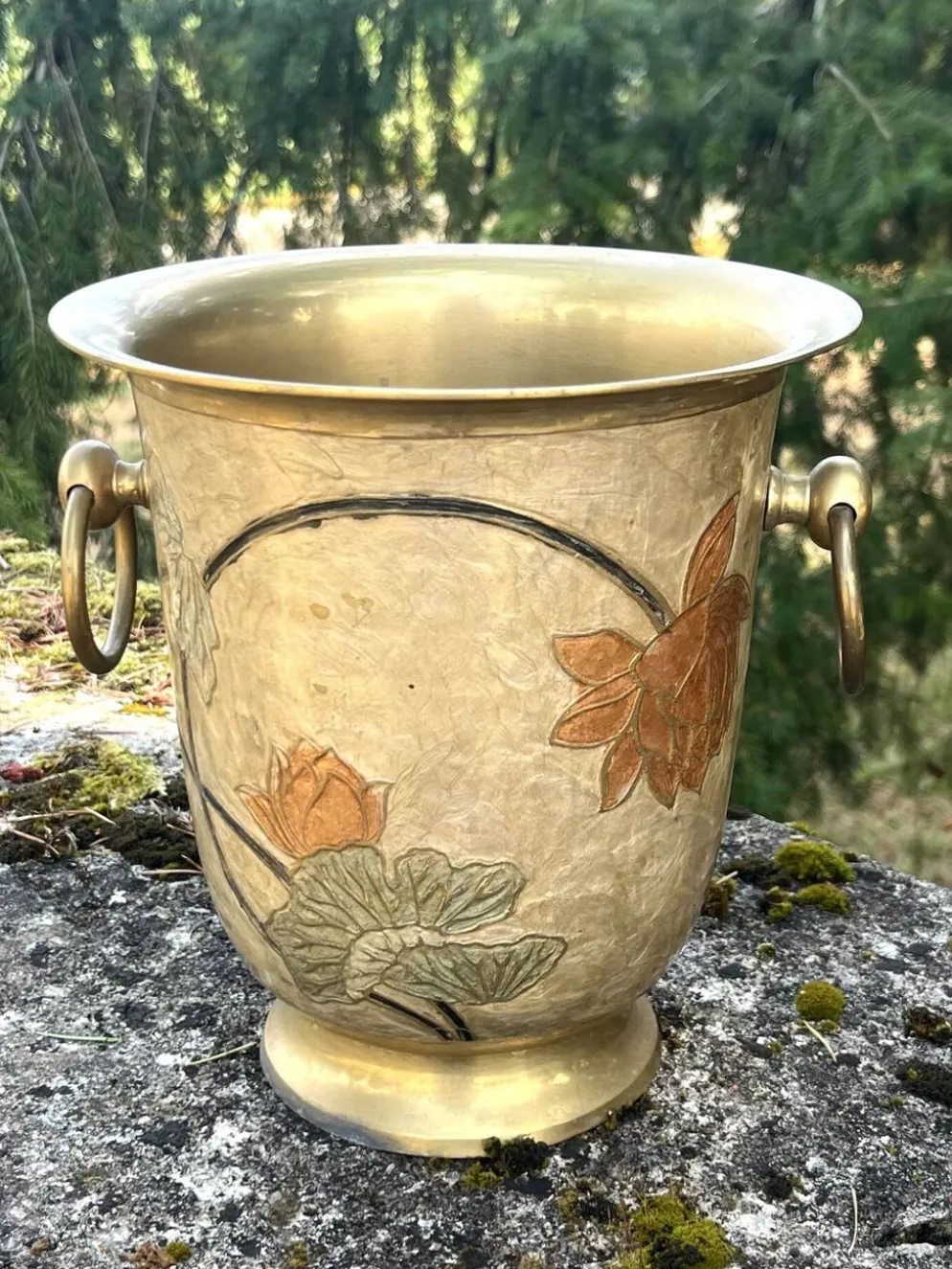 Seau à champagne en laiton cloisonné vintage avec des fleurs de lotus et une poignée.