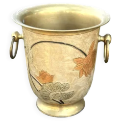 Seau à champagne en laiton cloisonné vintage avec des fleurs de lotus et une poignée.