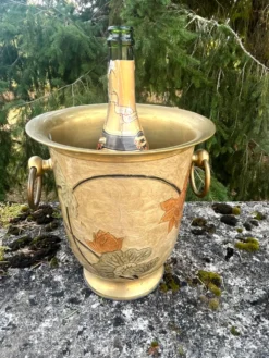 Seau à champagne en laiton cloisonné vintage avec des fleurs de lotus et une poignée.