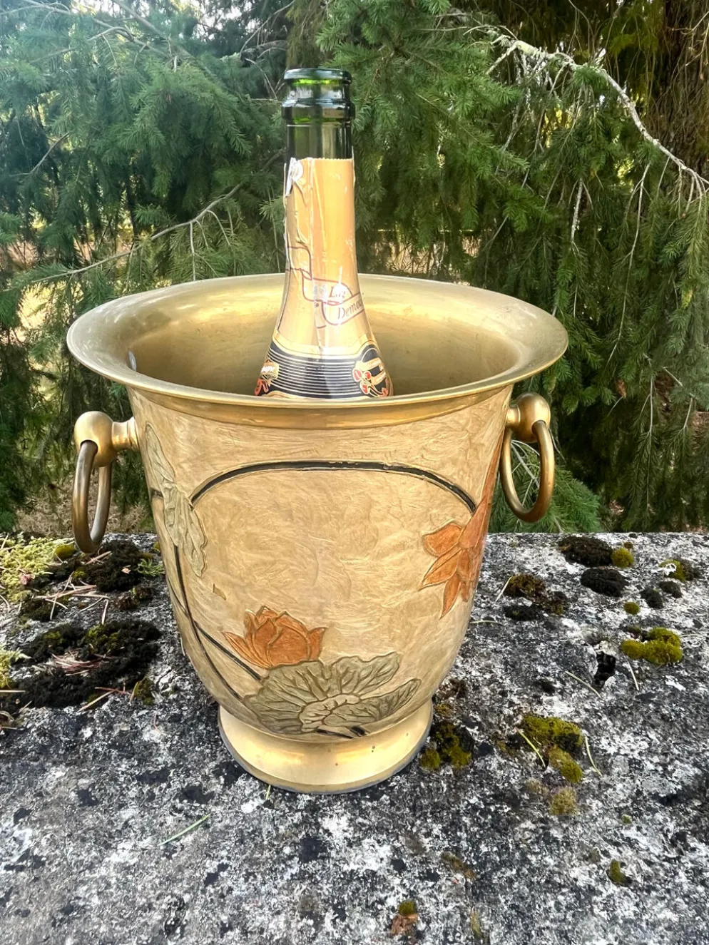 Seau à champagne en laiton cloisonné vintage avec des fleurs de lotus et une poignée.