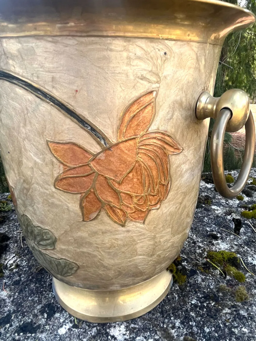 Seau à champagne en laiton cloisonné vintage avec des fleurs de lotus et une poignée.