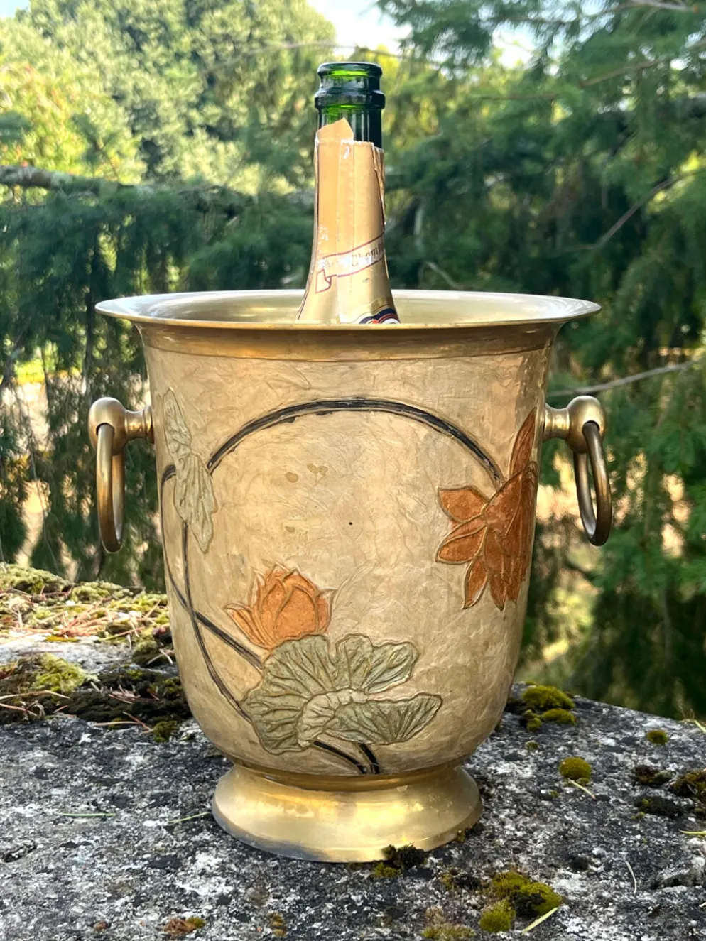 Seau à champagne en laiton cloisonné vintage avec des fleurs de lotus et une poignée.