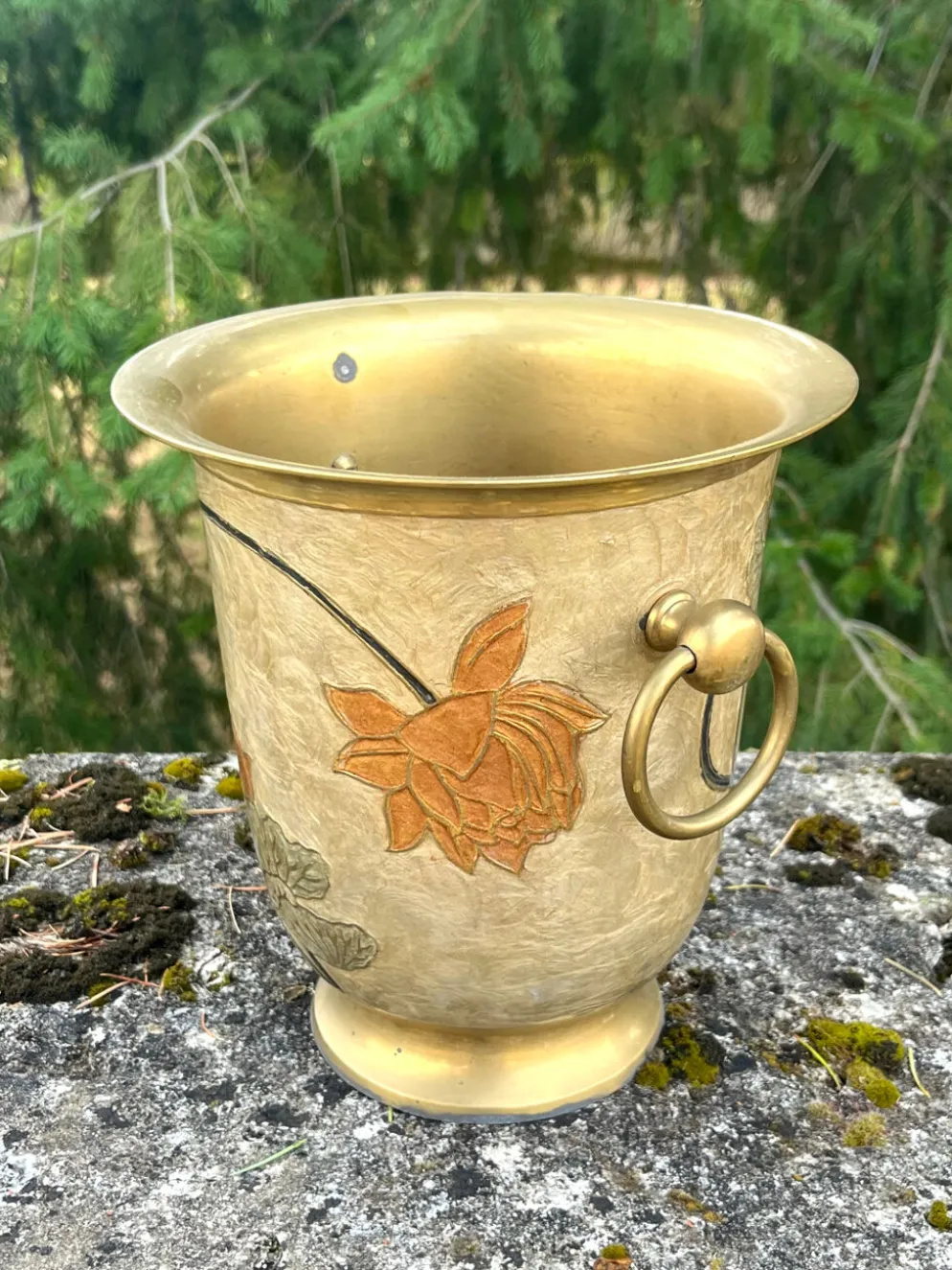 Seau à champagne en laiton cloisonné vintage avec des fleurs de lotus et une poignée.