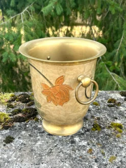 Seau à champagne en laiton cloisonné vintage avec des fleurs de lotus et une poignée.