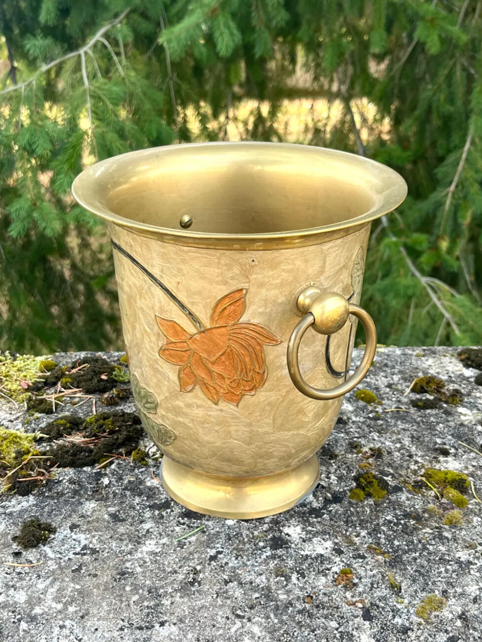 Seau à champagne en laiton cloisonné vintage avec des fleurs de lotus et une poignée.
