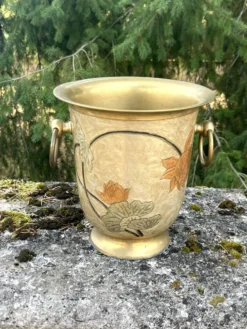 Seau à champagne en laiton cloisonné vintage avec des fleurs de lotus et une poignée.