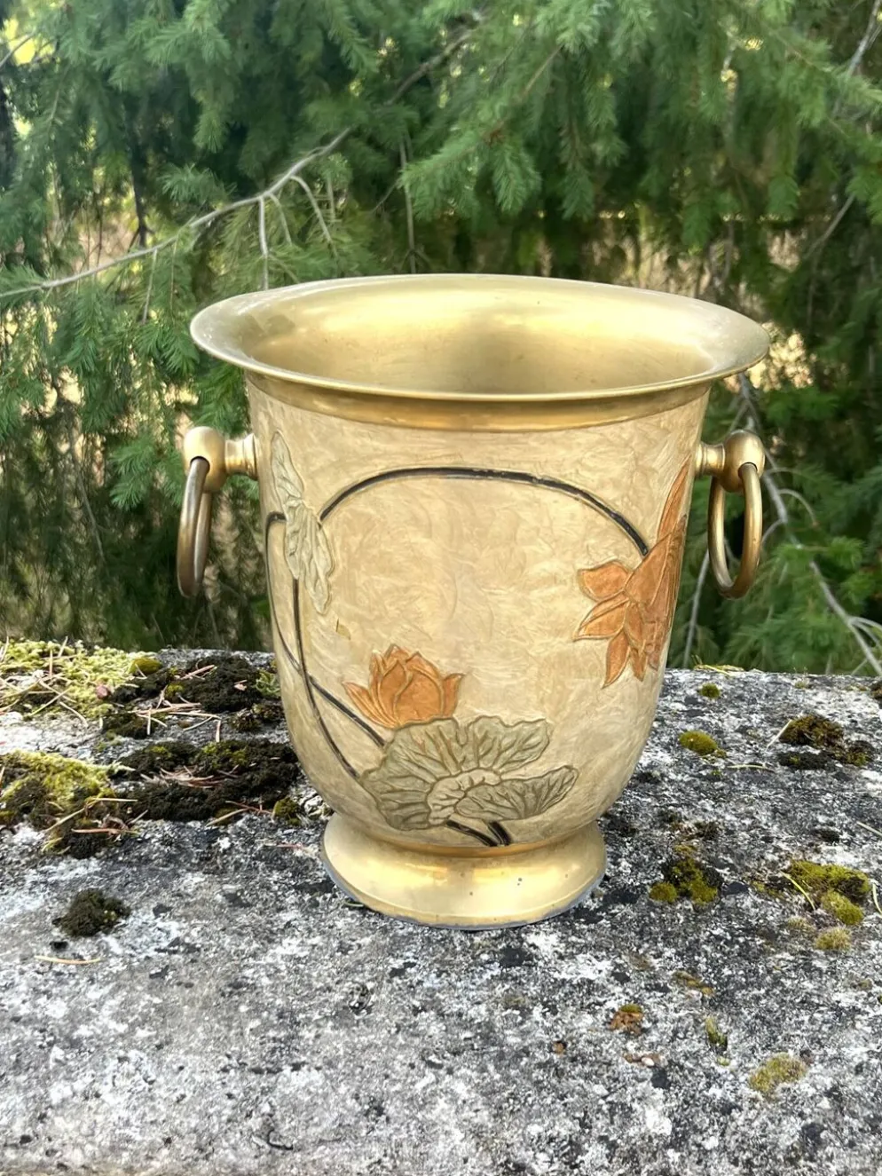Seau à champagne en laiton cloisonné vintage avec des fleurs de lotus et une poignée.