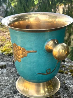 Seau à champagne en laiton cloisonné vintage avec un design de raisins turquoise.
