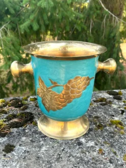 Seau à champagne en laiton cloisonné vintage avec un design de raisins turquoise.