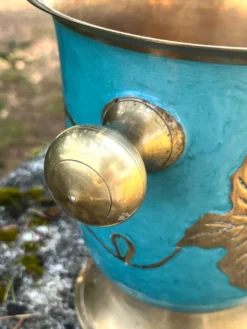 Seau à champagne en laiton cloisonné vintage avec un design de raisins turquoise.
