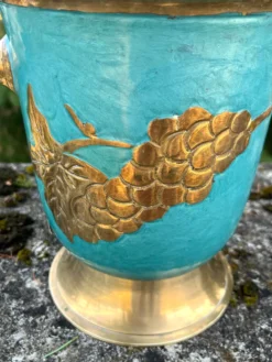 Seau à champagne en laiton cloisonné vintage avec un design de raisins turquoise.