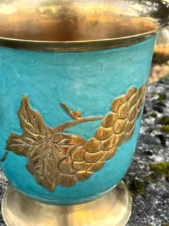 Seau à champagne en laiton cloisonné vintage avec un design de raisins turquoise.