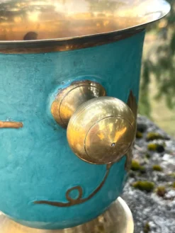 Seau à champagne en laiton cloisonné vintage avec un design de raisins turquoise.
