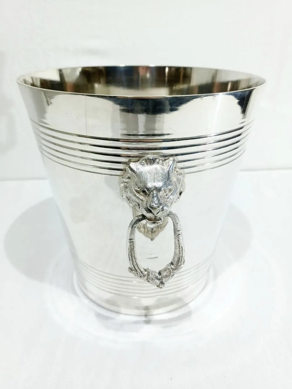 Seau à champagne en métal argenté, tête de lion