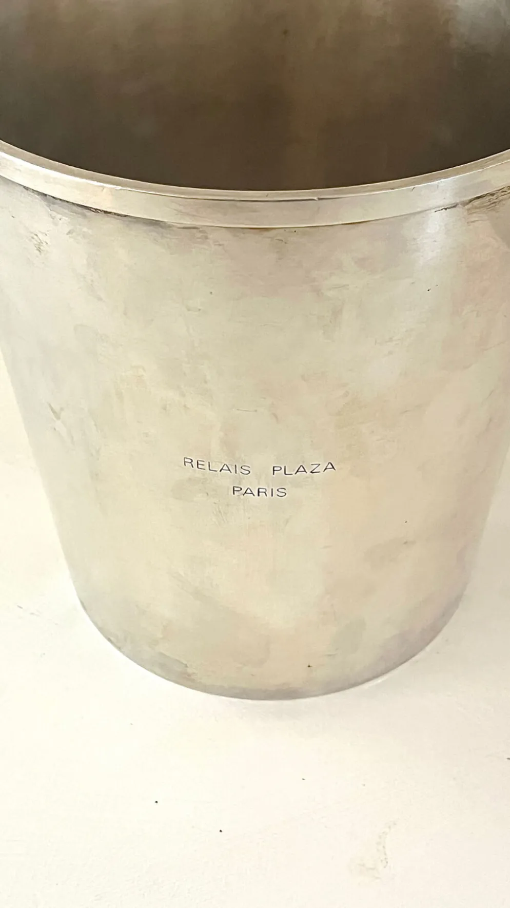 Seau à champagne en métal argenté Christofle – Relais Plaza Paris