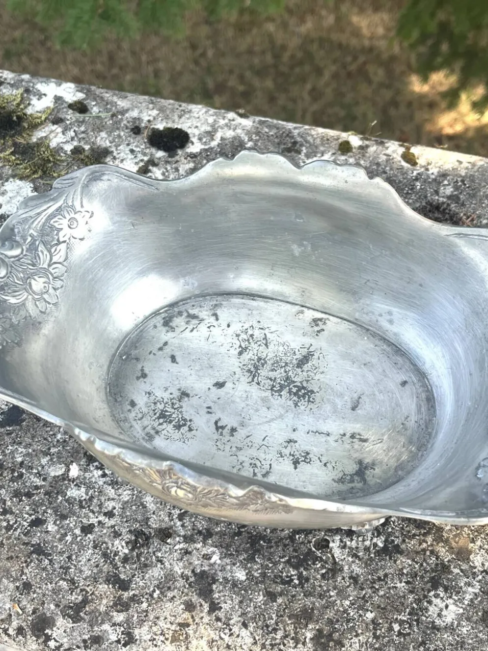 Seau à champagne en étain sur pieds griffes avec relief floral