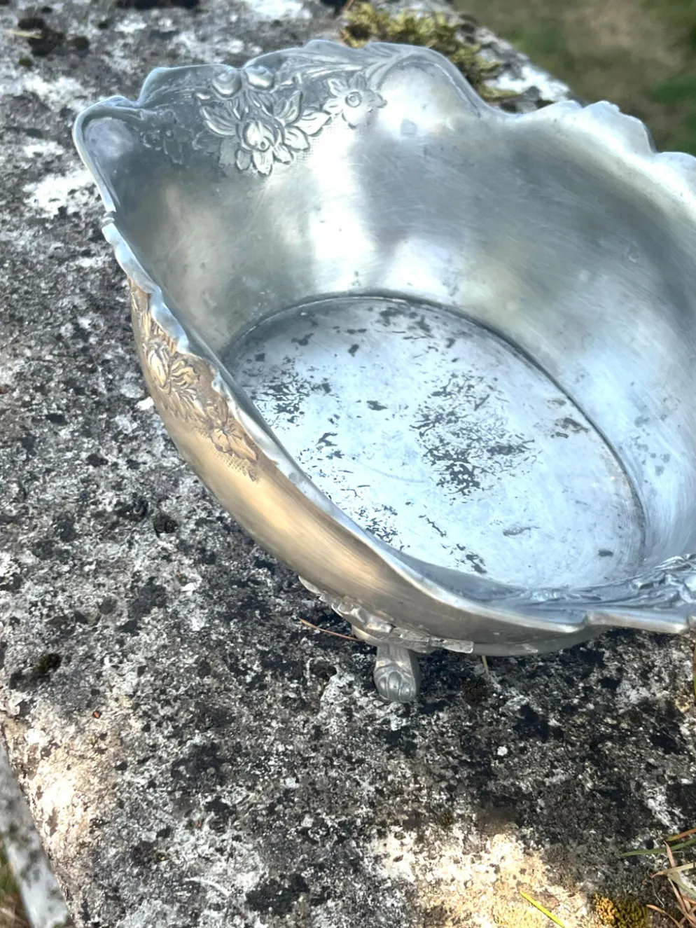 Seau à champagne en étain sur pieds griffes avec relief floral