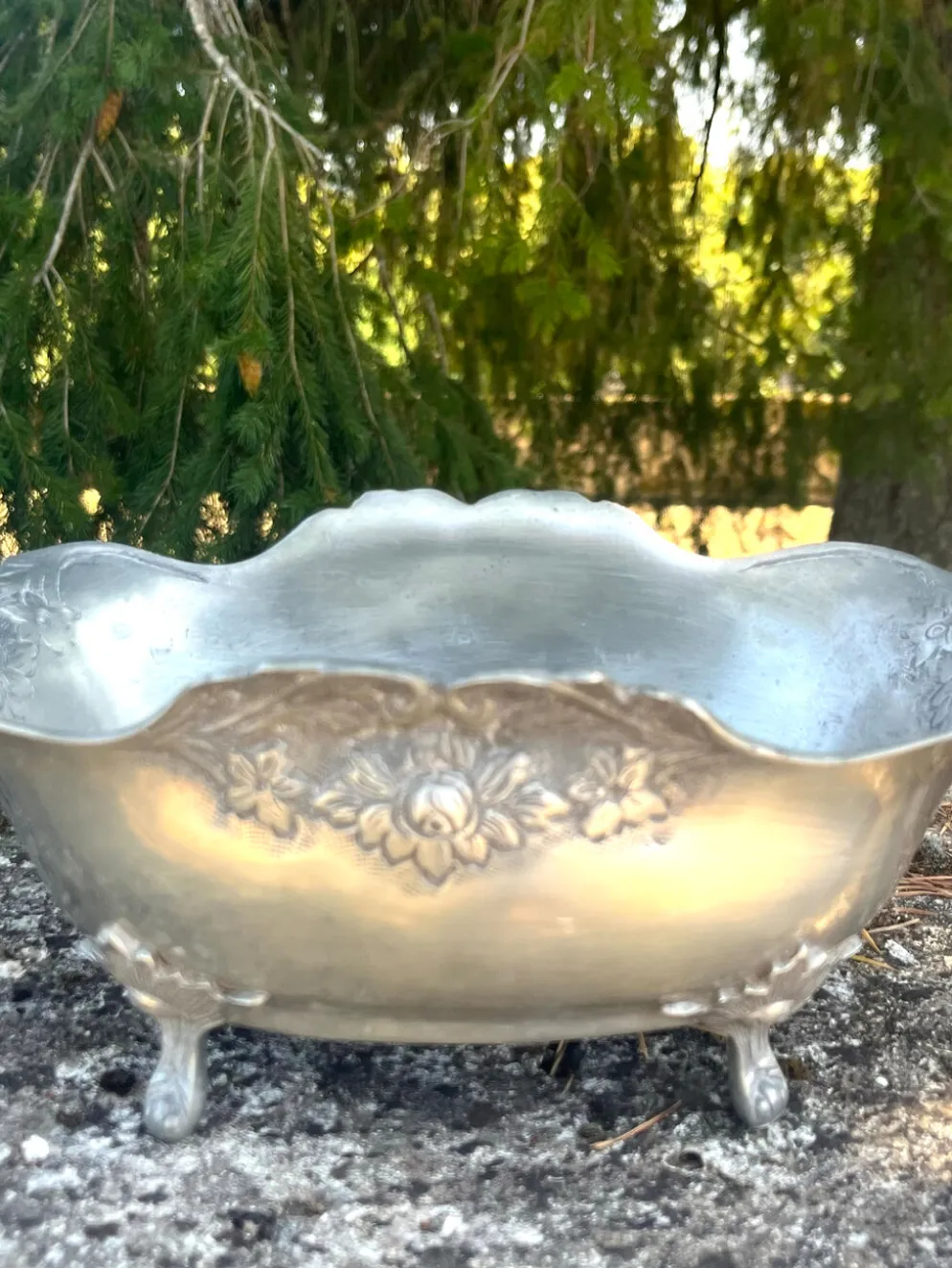 Seau à champagne en étain sur pieds griffes avec relief floral