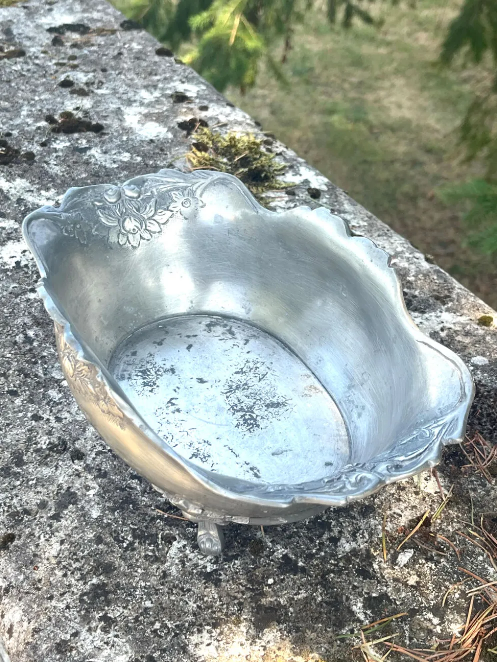 Seau à champagne en étain sur pieds griffes avec relief floral