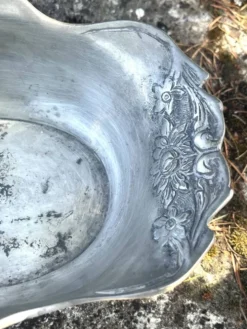 Seau à champagne en étain sur pieds griffes avec relief floral