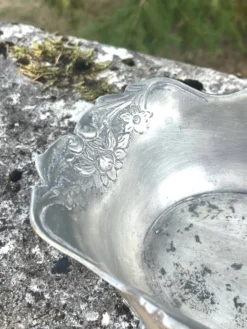 Seau à champagne en étain sur pieds griffes avec relief floral