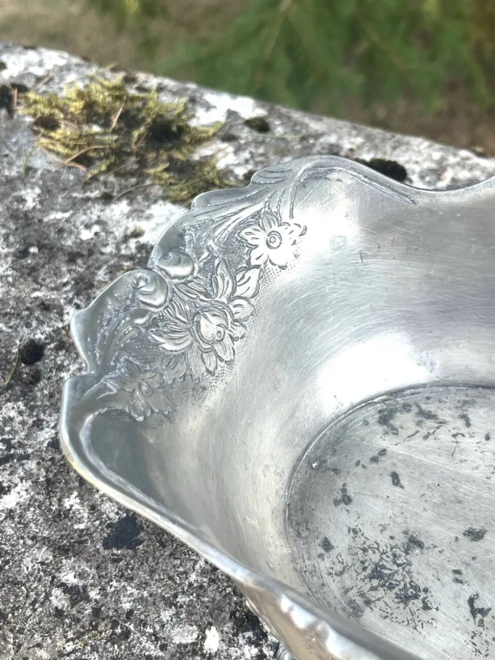Seau à champagne en étain sur pieds griffes avec relief floral