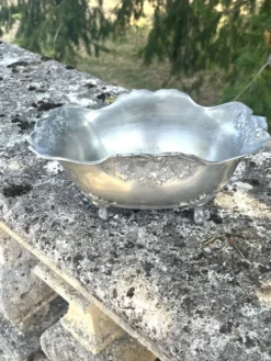 Seau à champagne en étain sur pieds griffes avec relief floral