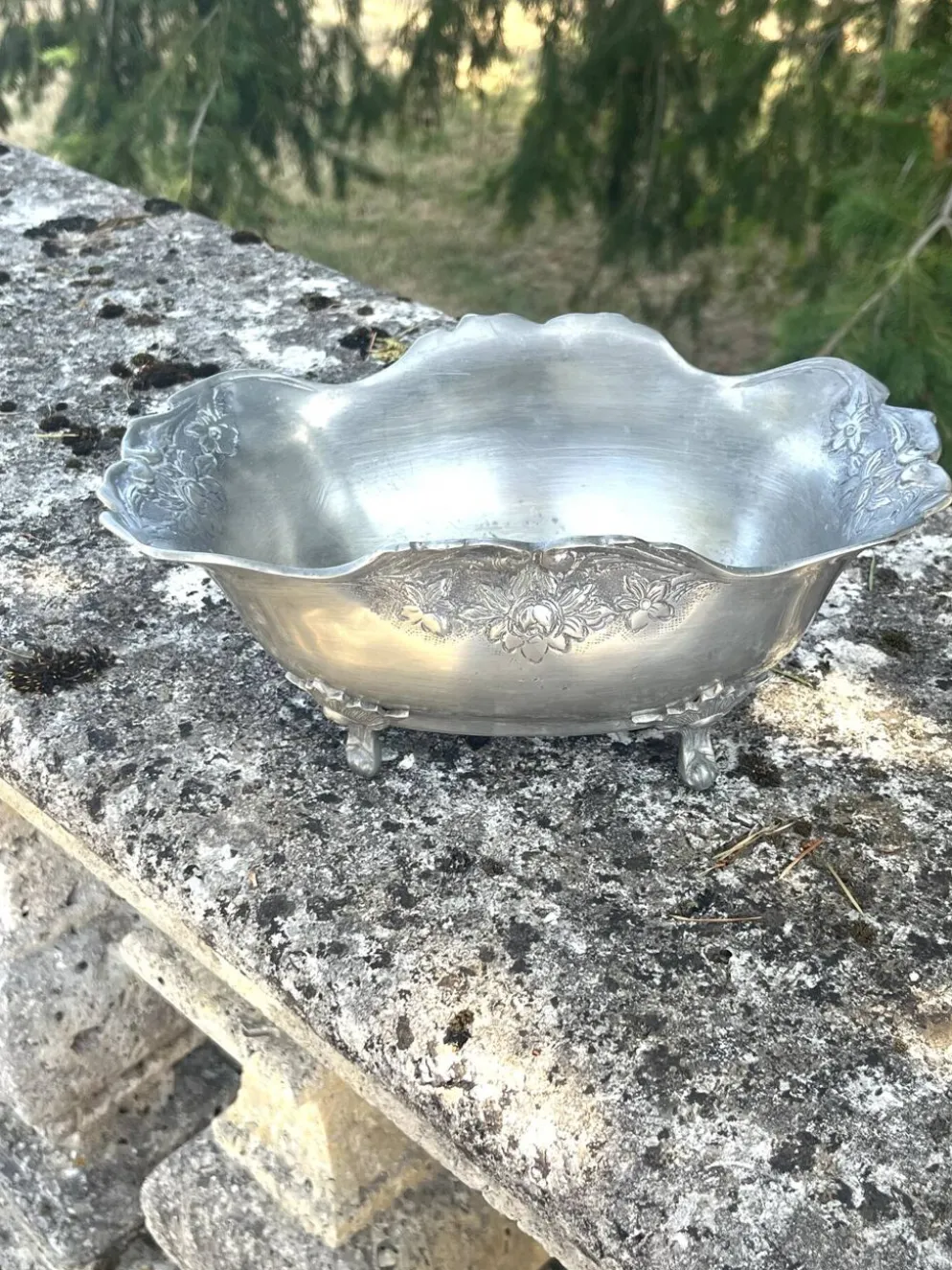 Seau à champagne en étain sur pieds griffes avec relief floral