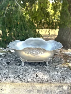 Seau à champagne en étain sur pieds griffes avec relief floral