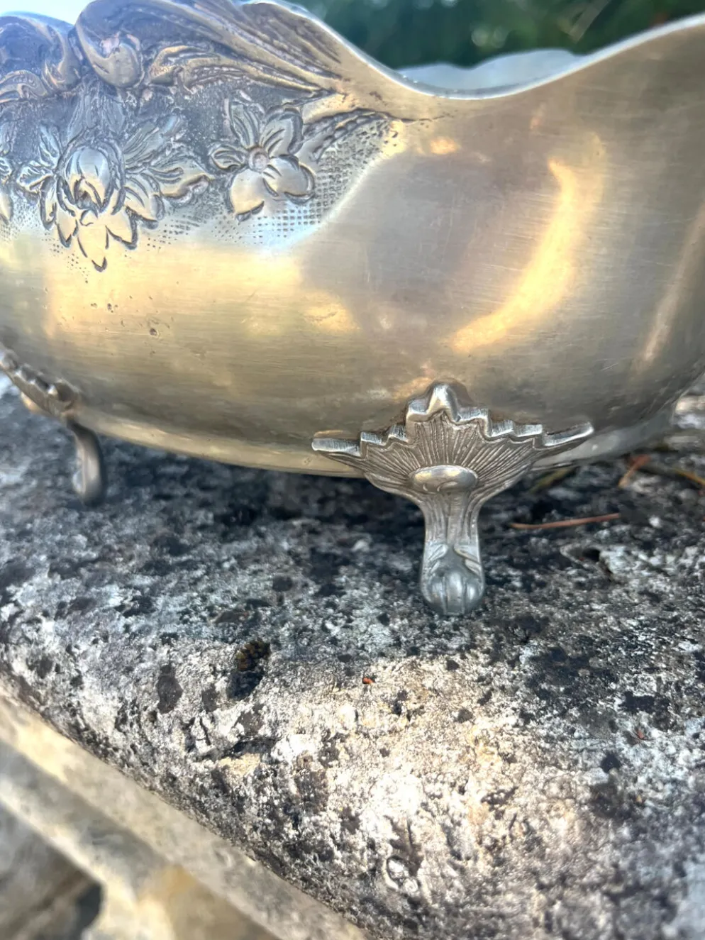 Seau à champagne en étain sur pieds griffes avec relief floral