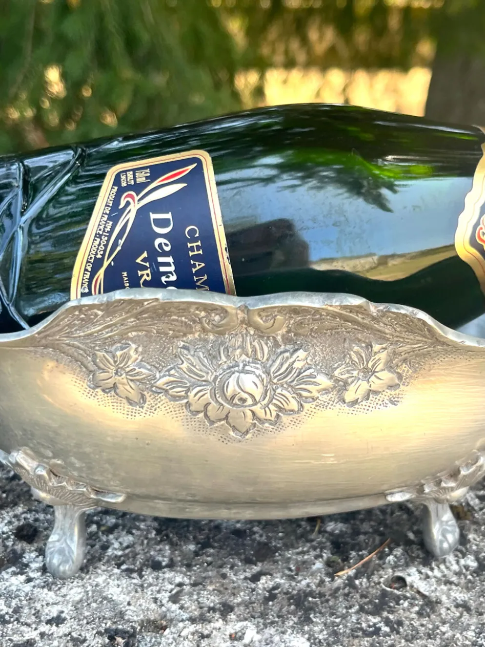 Seau à champagne en étain sur pieds griffes avec relief floral