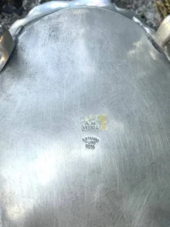 Seau à champagne en étain sur pieds griffes avec relief floral