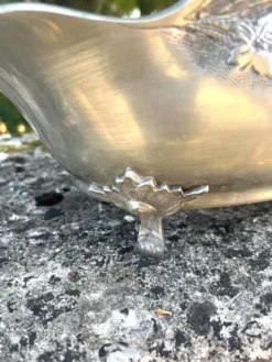 Seau à champagne en étain sur pieds griffes avec relief floral