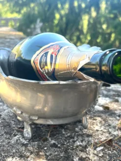 Seau à champagne en étain sur pieds griffes avec relief floral