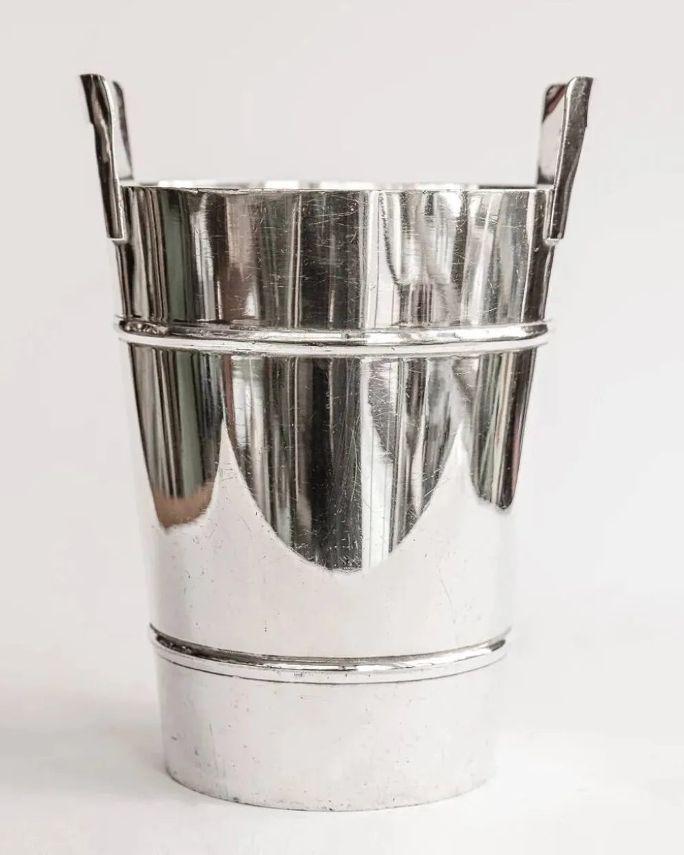 Seau à champagne et à glace moderniste en métal argenté, années 1950