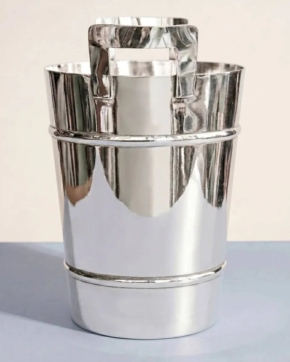 Seau à champagne et à glace moderniste en métal argenté, années 1950