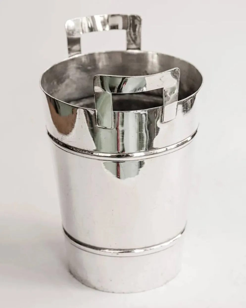 Seau à champagne et à glace moderniste en métal argenté, années 1950