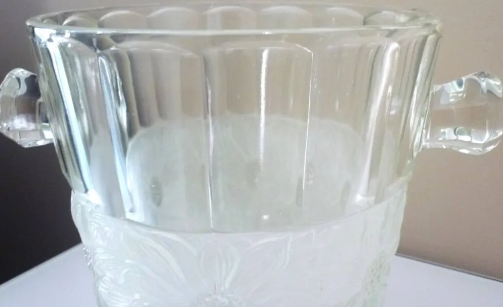 Seau à champagne, style et époque art déco, cristal épais, moulé, dépoli
