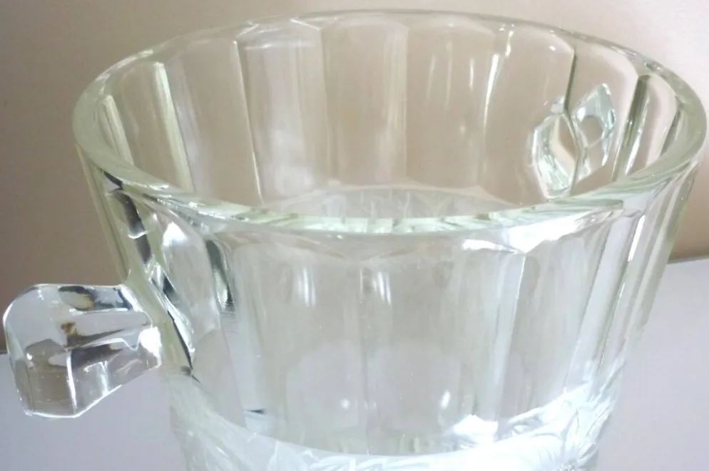 Seau à champagne, style et époque art déco, cristal épais, moulé, dépoli