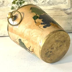 Seau à champagne vintage en cloisonné français avec un design de raisins et de vignes.