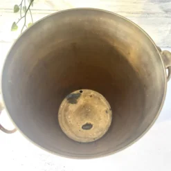 Seau à champagne vintage en cloisonné français avec un design de raisins et de vignes.