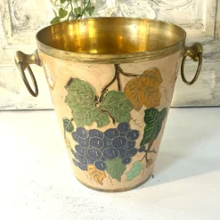 Seau à champagne vintage en cloisonné français avec un design de raisins et de vignes.