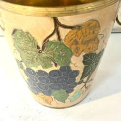 Seau à champagne vintage en cloisonné français avec un design de raisins et de vignes.