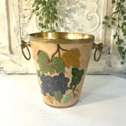 Seau à champagne vintage en cloisonné français avec un design de raisins et de vignes.
