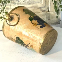 Seau à champagne vintage en cloisonné français avec un design de raisins et de vignes.
